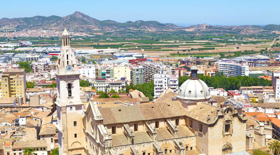 Nuestros servicios de alquiler de coches ofrecen una diversa selección de vehículos en Játiva.